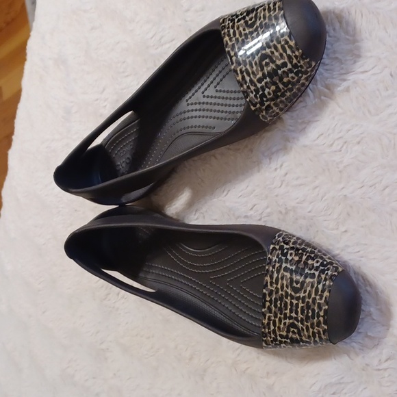 NWOT dressy Crocs, sz 9W, brown with a lizard type design on the front. - Picture 8 of 8